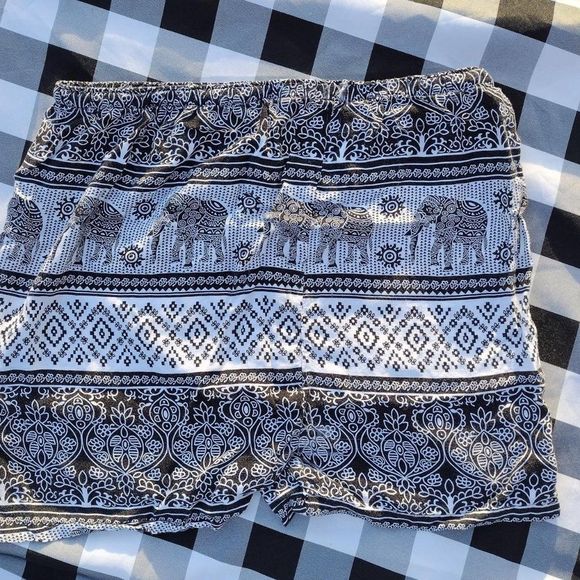 SOLD- 💎🍄 Boho Casual Shorts 💎 🍄 - Picture 1 of 2